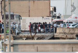 Lo sbarco dei minori al porto NATO di Augusta